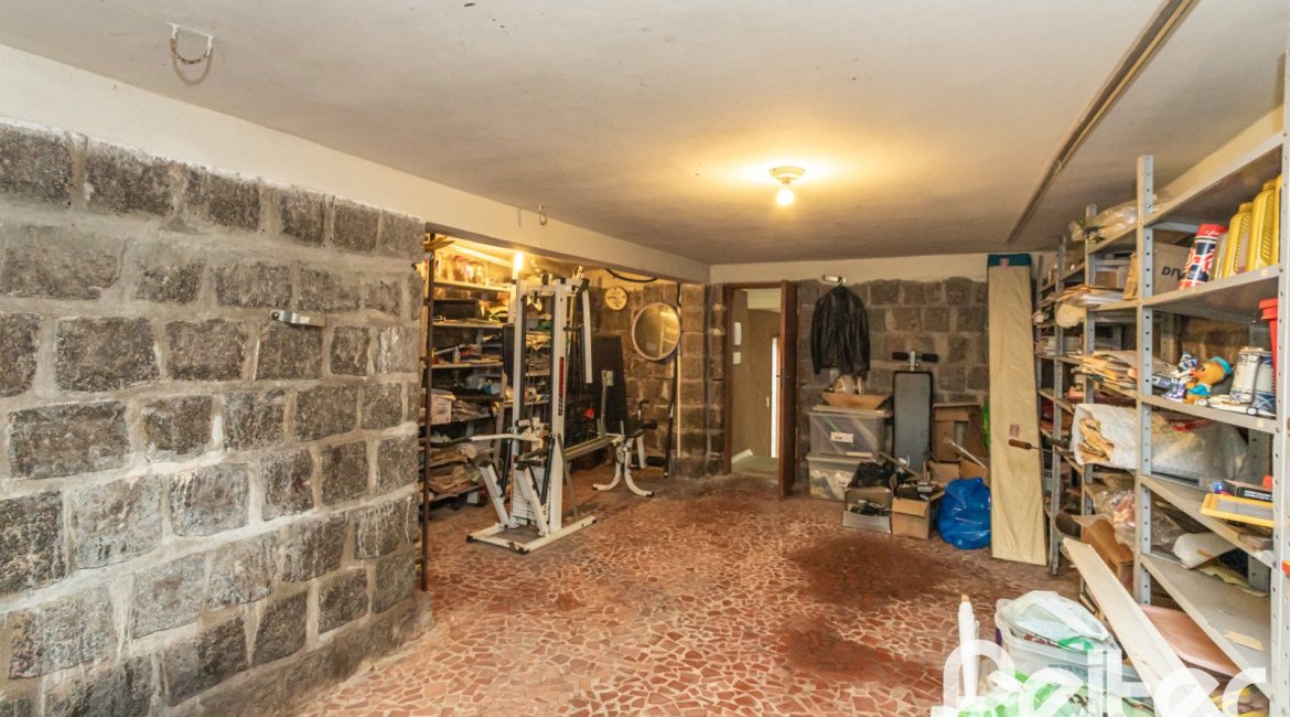 Casa à venda com 400m², 3 dormitórios, 1 suíte, 5 vagas, no bairro Vila Assunção em Porto Alegre