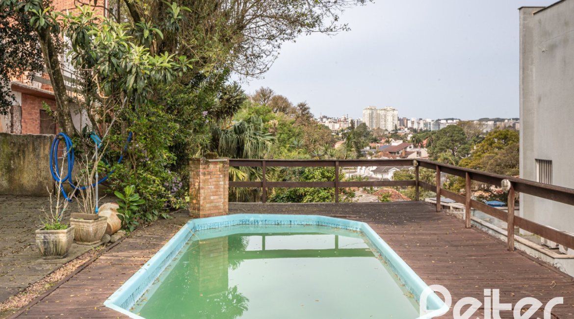 Casa à venda com 400m², 3 dormitórios, 1 suíte, 5 vagas, no bairro Vila Assunção em Porto Alegre