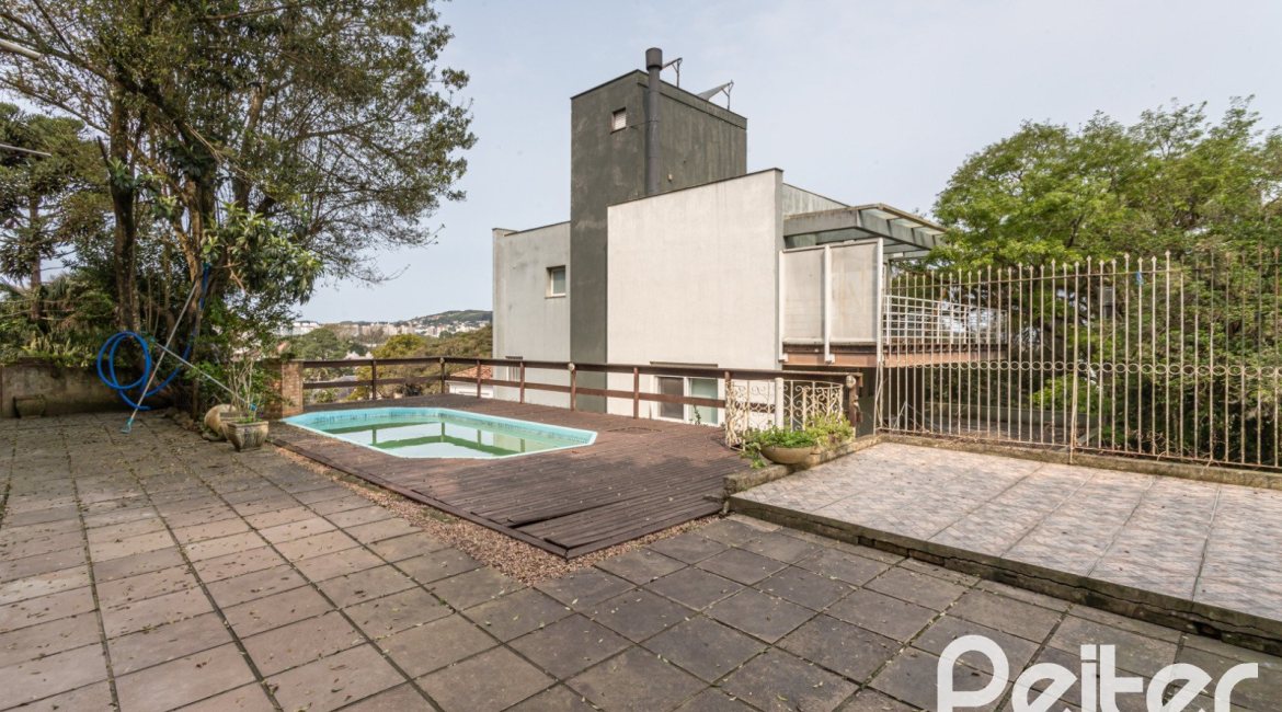 Casa à venda com 400m², 3 dormitórios, 1 suíte, 5 vagas, no bairro Vila Assunção em Porto Alegre