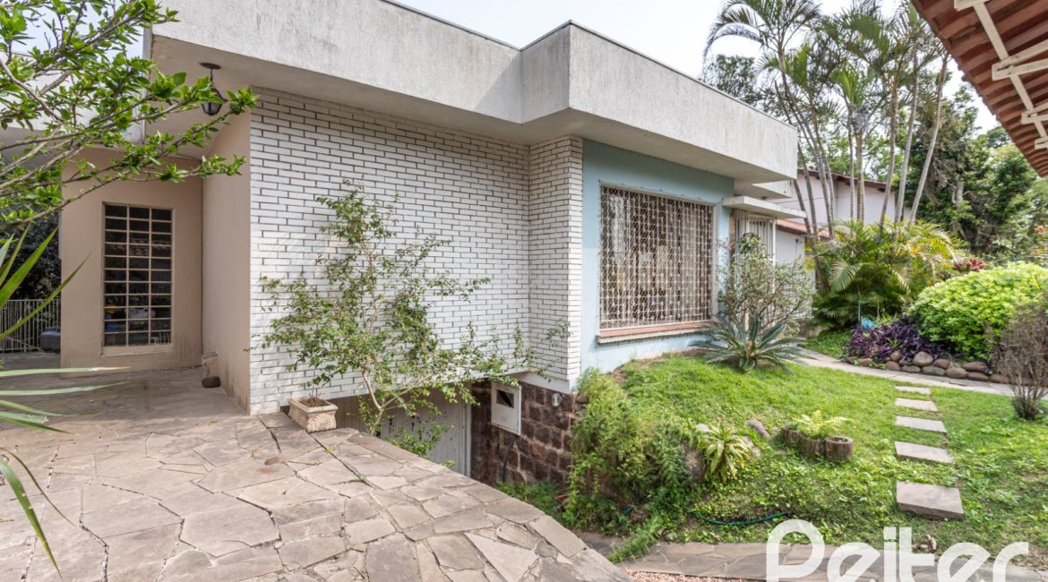 Casa à venda com 400m², 3 dormitórios, 1 suíte, 5 vagas, no bairro Vila Assunção em Porto Alegre