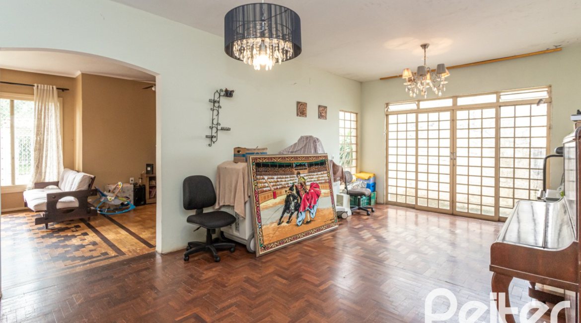 Casa à venda com 400m², 3 dormitórios, 1 suíte, 5 vagas, no bairro Vila Assunção em Porto Alegre