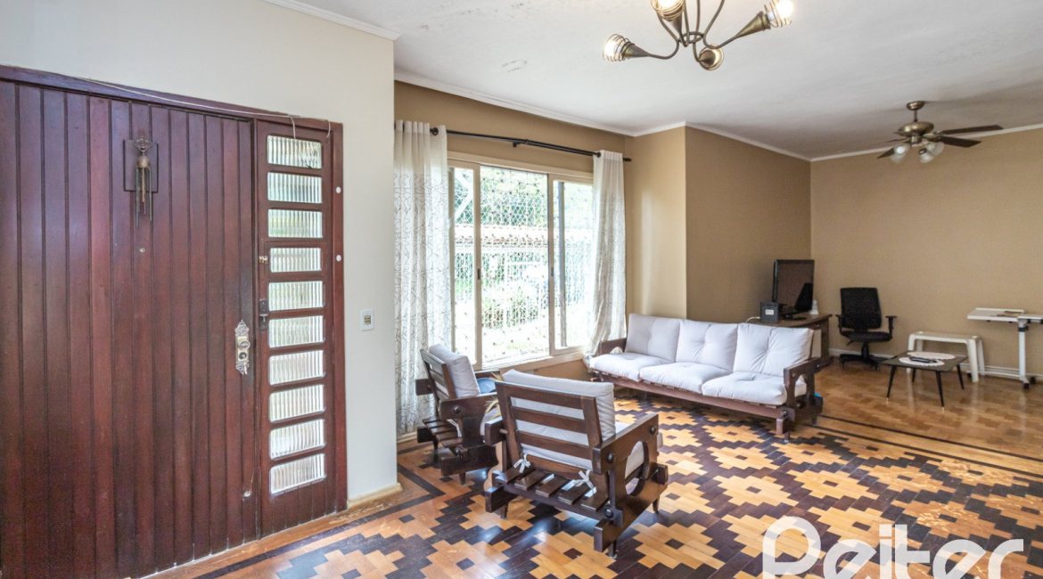 Casa à venda com 400m², 3 dormitórios, 1 suíte, 5 vagas, no bairro Vila Assunção em Porto Alegre