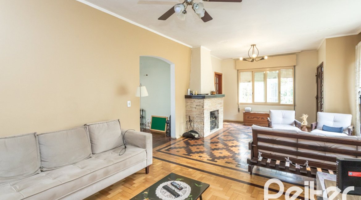 Casa à venda com 400m², 3 dormitórios, 1 suíte, 5 vagas, no bairro Vila Assunção em Porto Alegre