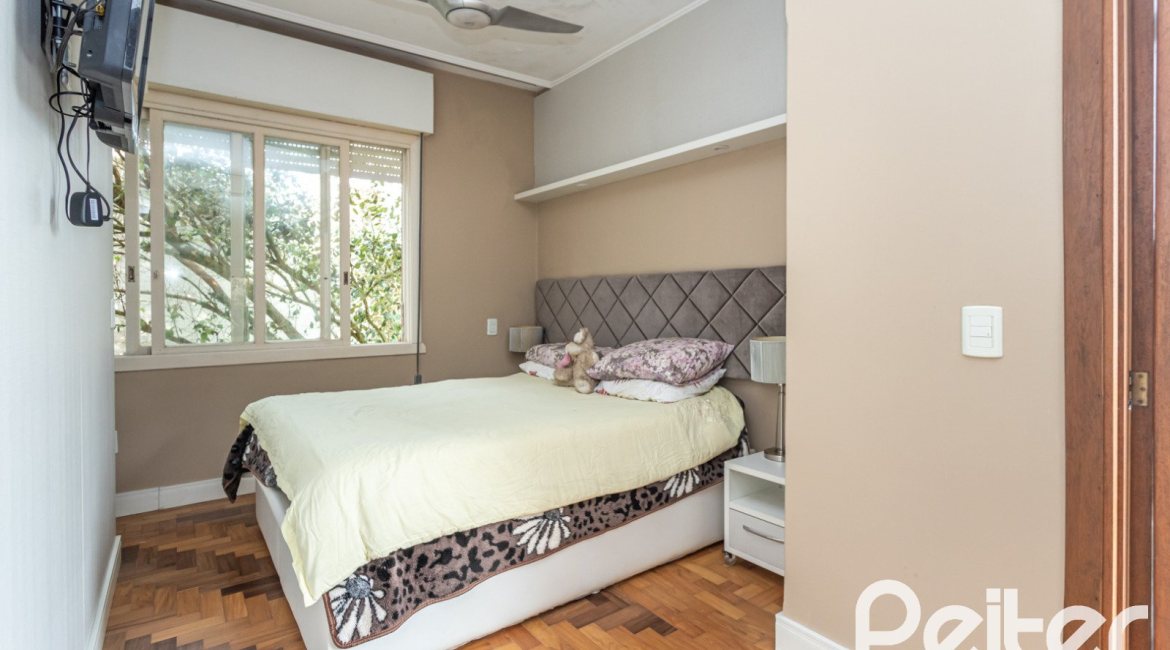 Casa à venda com 400m², 3 dormitórios, 1 suíte, 5 vagas, no bairro Vila Assunção em Porto Alegre