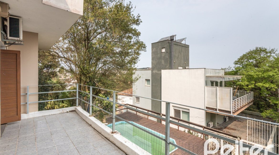 Casa à venda com 400m², 3 dormitórios, 1 suíte, 5 vagas, no bairro Vila Assunção em Porto Alegre