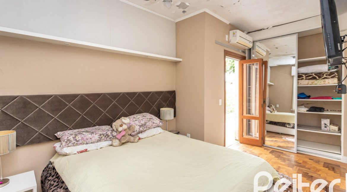 Casa à venda com 400m², 3 dormitórios, 1 suíte, 5 vagas, no bairro Vila Assunção em Porto Alegre