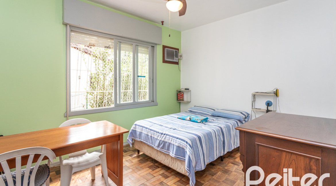 Casa à venda com 400m², 3 dormitórios, 1 suíte, 5 vagas, no bairro Vila Assunção em Porto Alegre