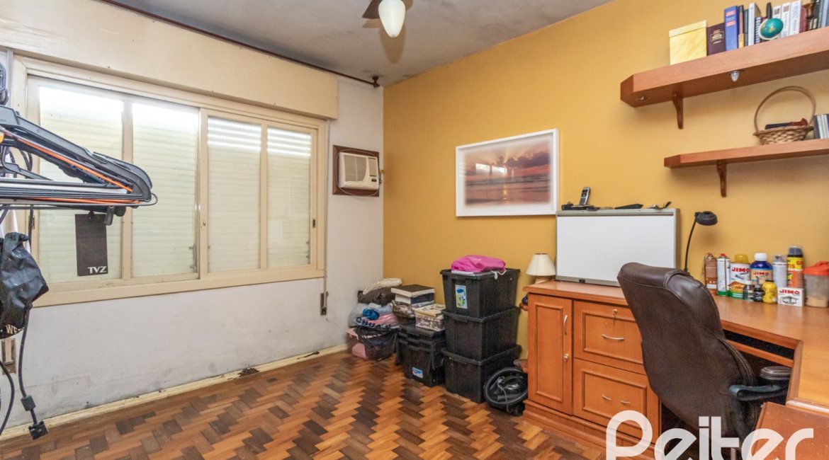 Casa à venda com 400m², 3 dormitórios, 1 suíte, 5 vagas, no bairro Vila Assunção em Porto Alegre