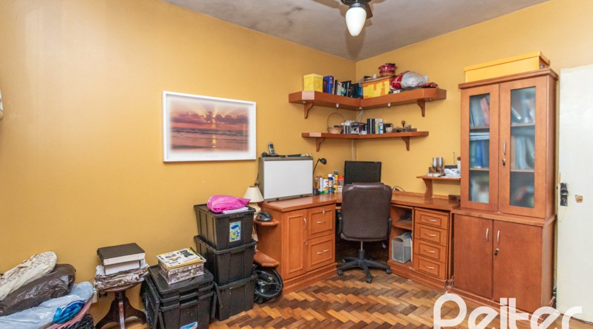 Casa à venda com 400m², 3 dormitórios, 1 suíte, 5 vagas, no bairro Vila Assunção em Porto Alegre