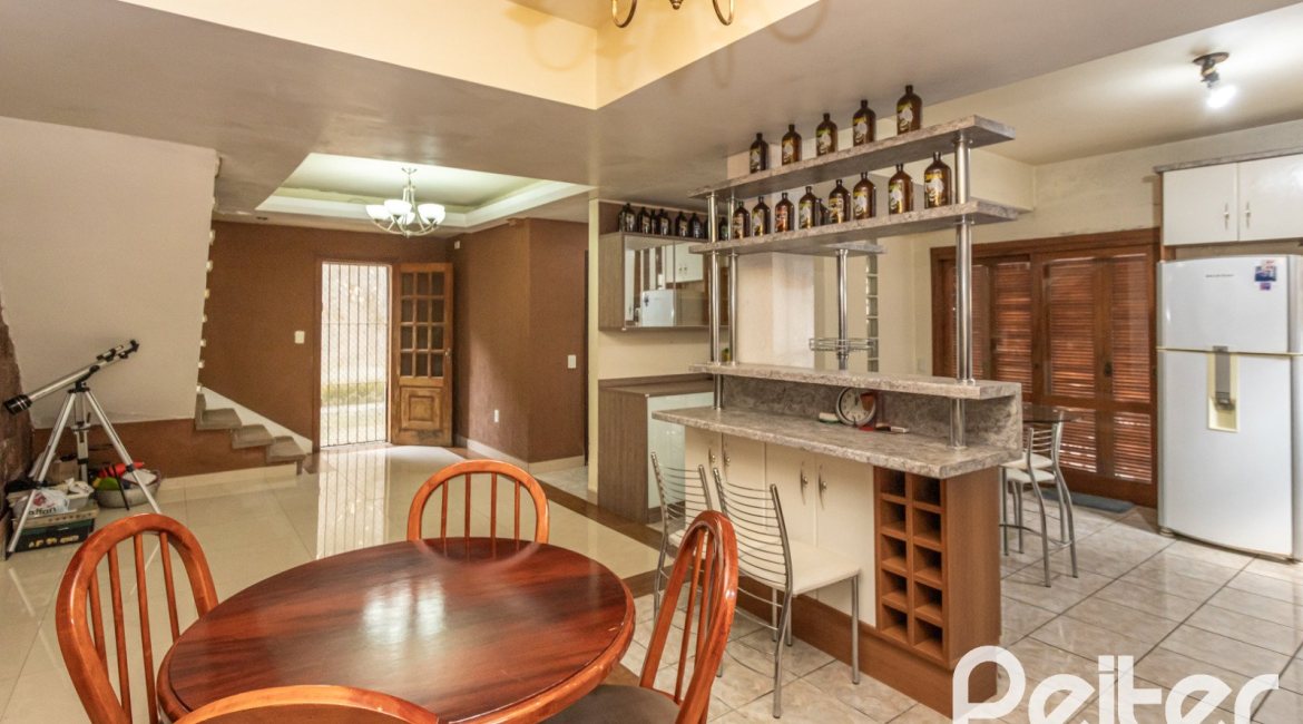 Casa à venda com 400m², 3 dormitórios, 1 suíte, 5 vagas, no bairro Vila Assunção em Porto Alegre