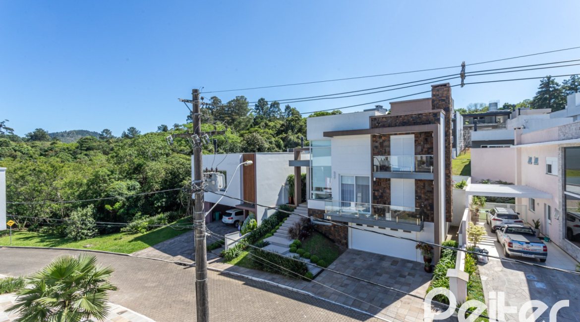 Casa em Condomínio à venda com 312m², 4 dormitórios, 4 suítes, 4 vagas, no bairro Hipica em PORTO ALEGRE