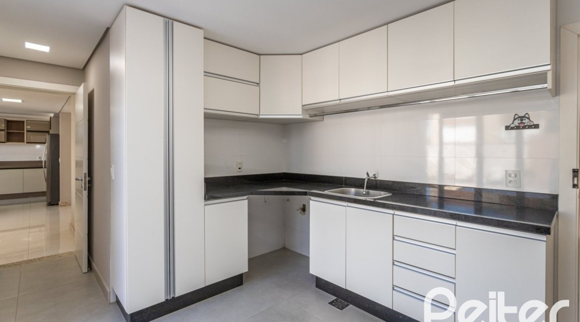 Casa em Condomínio à venda com 312m², 4 dormitórios, 4 suítes, 4 vagas, no bairro Hipica em PORTO ALEGRE