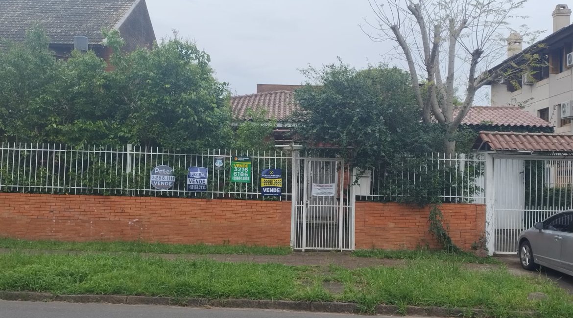 Casa à venda com 378m², 3 dormitórios, 1 suíte, 3 vagas, no bairro Tristeza em Porto Alegre