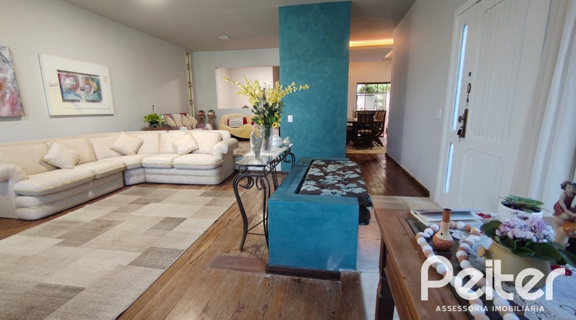 Casa à venda com 239m², 3 dormitórios, 1 suíte, 3 vagas, no bairro Jardim Isabel em Porto Alegre