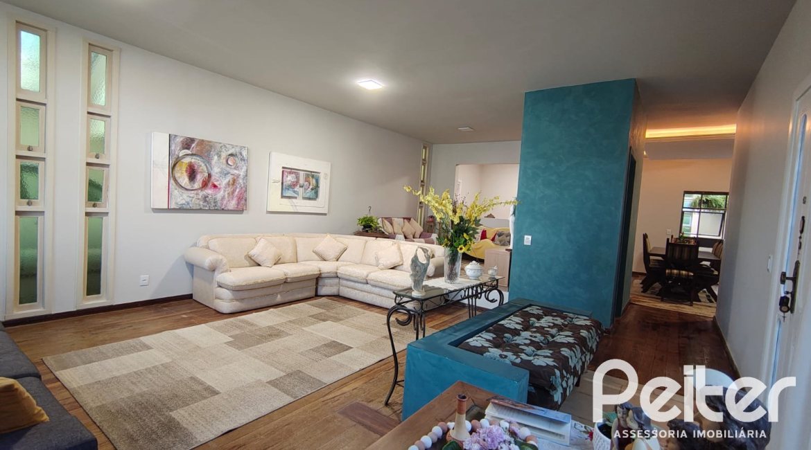 Casa à venda com 239m², 3 dormitórios, 1 suíte, 3 vagas, no bairro Jardim Isabel em Porto Alegre