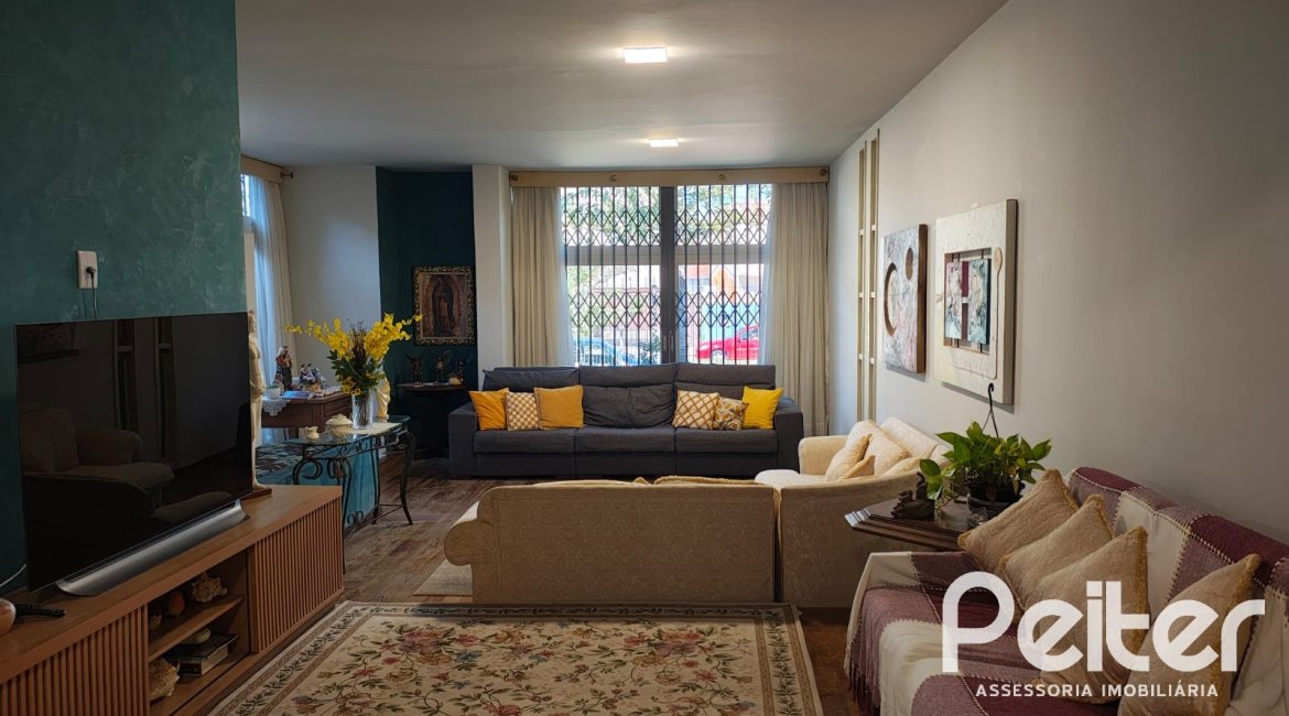 Casa à venda com 239m², 3 dormitórios, 1 suíte, 3 vagas, no bairro Jardim Isabel em Porto Alegre