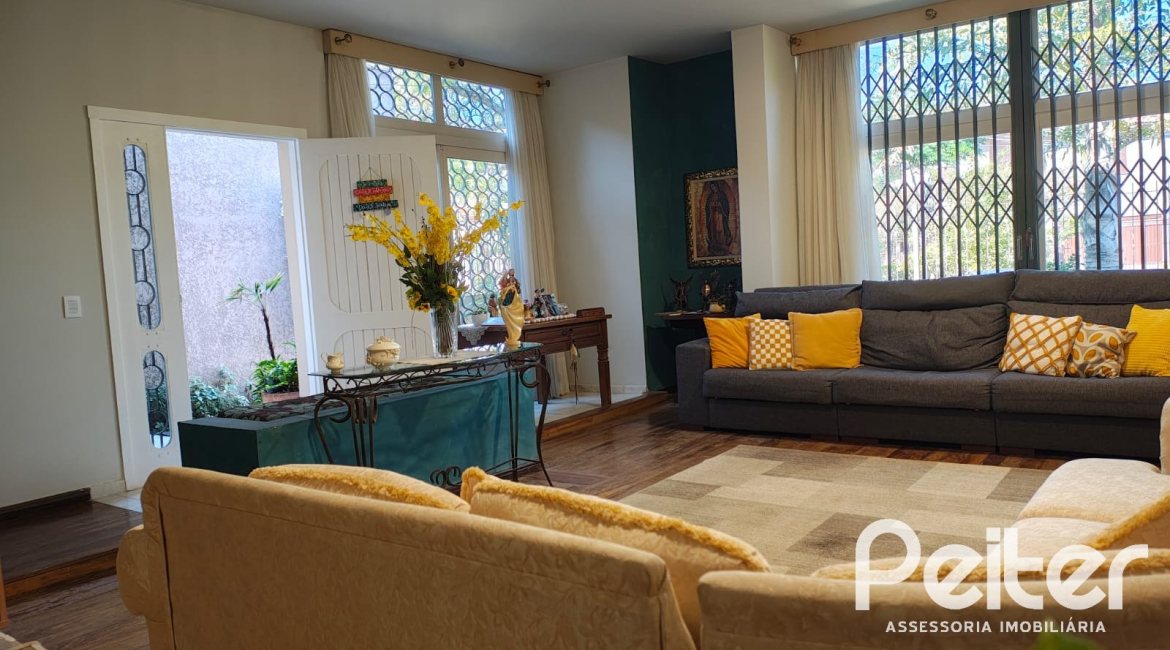 Casa à venda com 239m², 3 dormitórios, 1 suíte, 3 vagas, no bairro Jardim Isabel em Porto Alegre