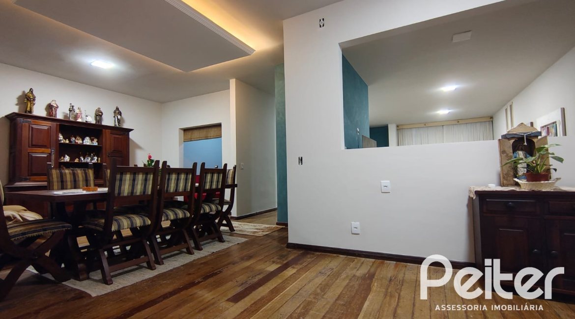 Casa à venda com 239m², 3 dormitórios, 1 suíte, 3 vagas, no bairro Jardim Isabel em Porto Alegre