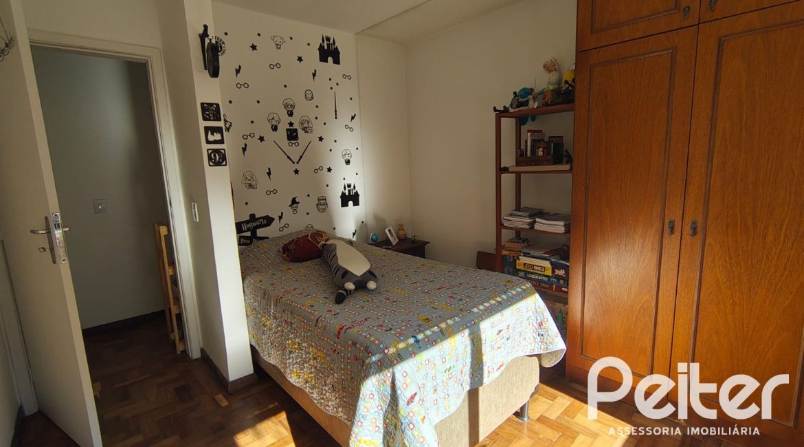 Casa à venda com 239m², 3 dormitórios, 1 suíte, 3 vagas, no bairro Jardim Isabel em Porto Alegre