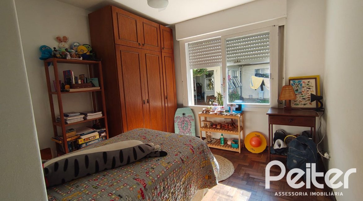 Casa à venda com 239m², 3 dormitórios, 1 suíte, 3 vagas, no bairro Jardim Isabel em Porto Alegre