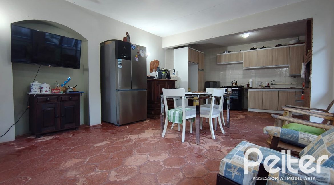 Casa à venda com 239m², 3 dormitórios, 1 suíte, 3 vagas, no bairro Jardim Isabel em Porto Alegre