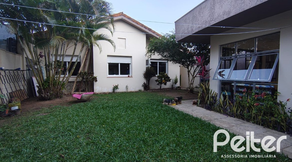 Casa à venda com 239m², 3 dormitórios, 1 suíte, 3 vagas, no bairro Jardim Isabel em Porto Alegre