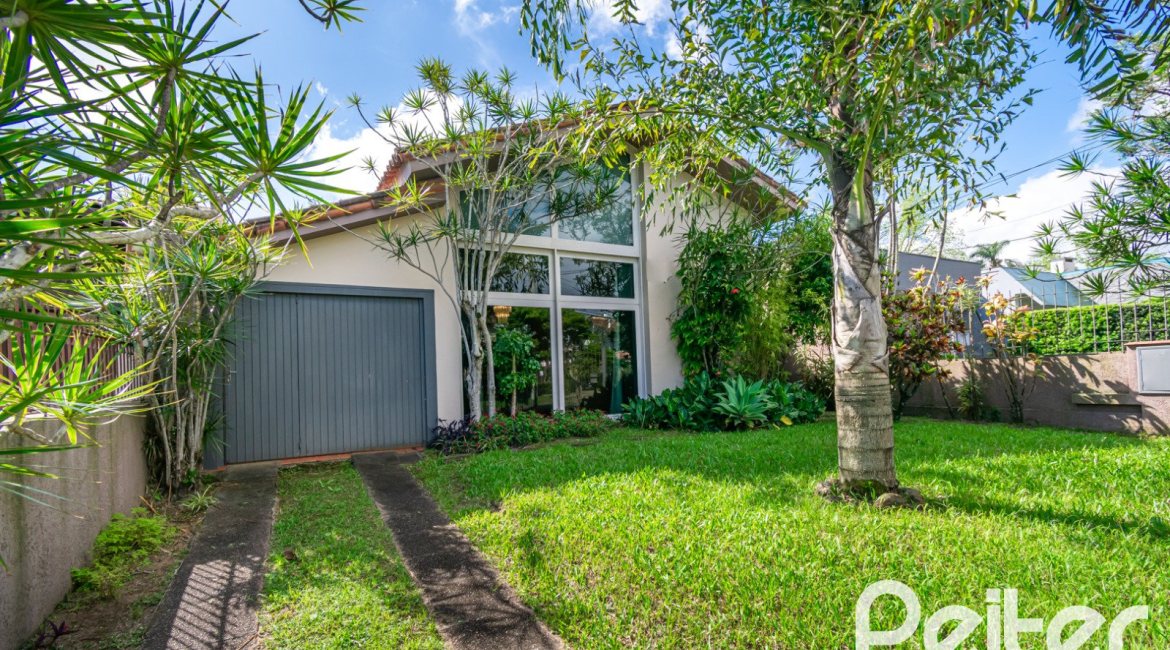 Casa à venda com 239m², 3 dormitórios, 1 suíte, 3 vagas, no bairro Jardim Isabel em Porto Alegre