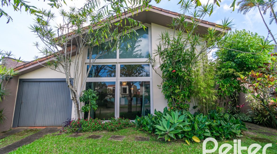 Casa à venda com 239m², 3 dormitórios, 1 suíte, 3 vagas, no bairro Jardim Isabel em Porto Alegre