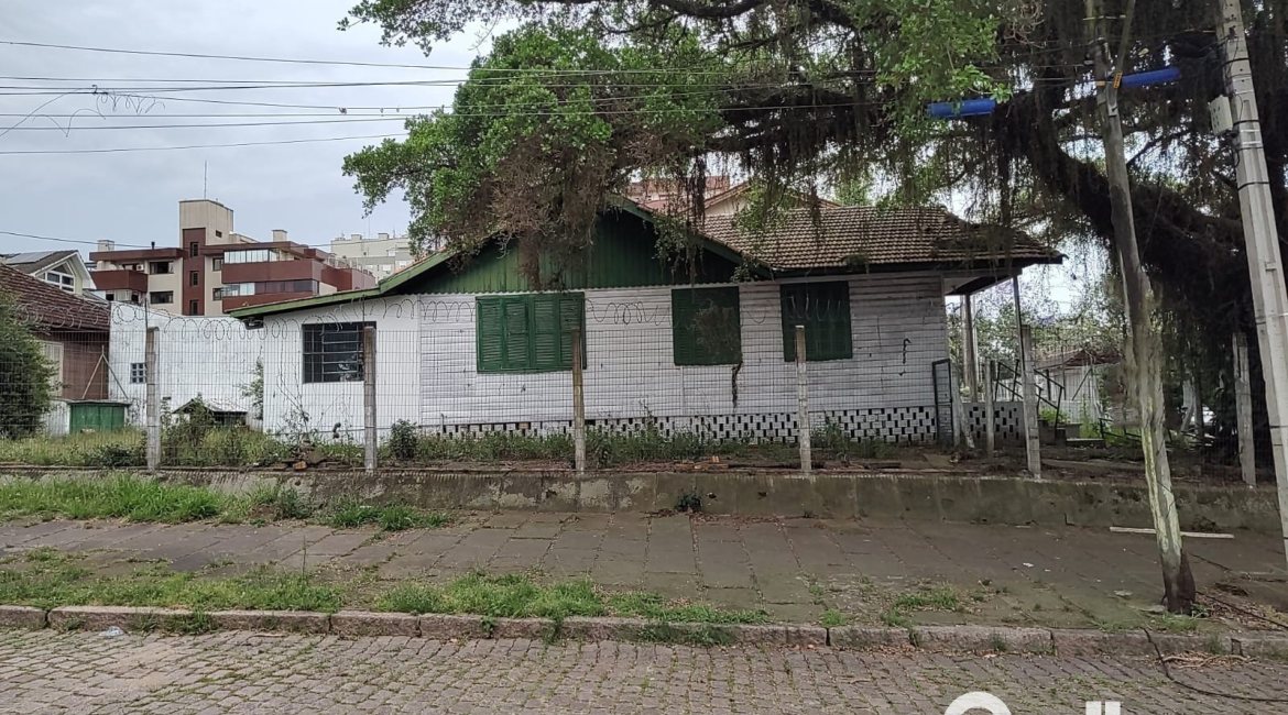 Terreno à venda com 338m², no bairro Tristeza em Porto Alegre