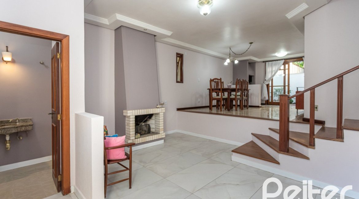 Casa em Condomínio à venda com 225m², 3 dormitórios, 1 suíte, 2 vagas, no bairro Jardim Isabel em Porto Alegre