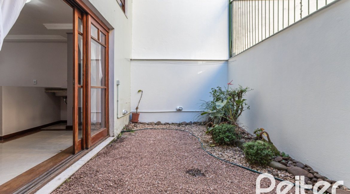 Casa em Condomínio à venda com 225m², 3 dormitórios, 1 suíte, 2 vagas, no bairro Jardim Isabel em Porto Alegre