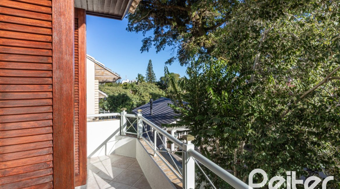 Casa em Condomínio à venda com 225m², 3 dormitórios, 1 suíte, 2 vagas, no bairro Jardim Isabel em Porto Alegre