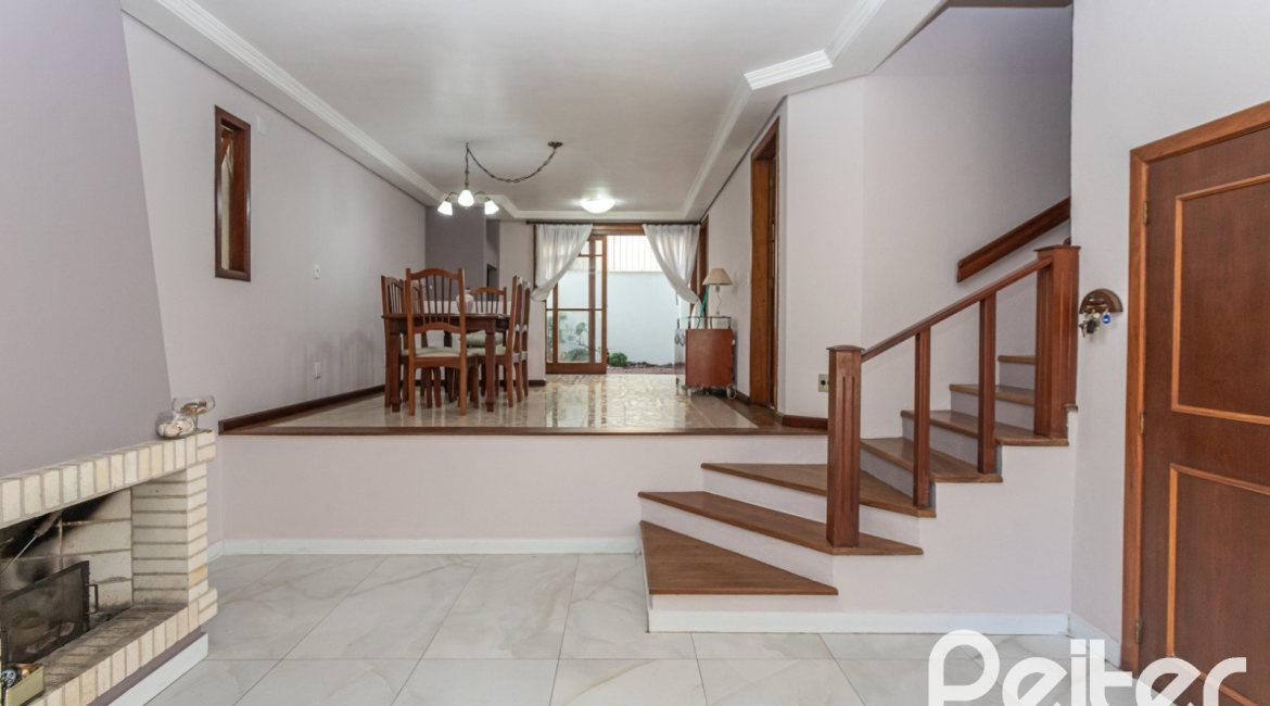 Casa em Condomínio à venda com 225m², 3 dormitórios, 1 suíte, 2 vagas, no bairro Jardim Isabel em Porto Alegre