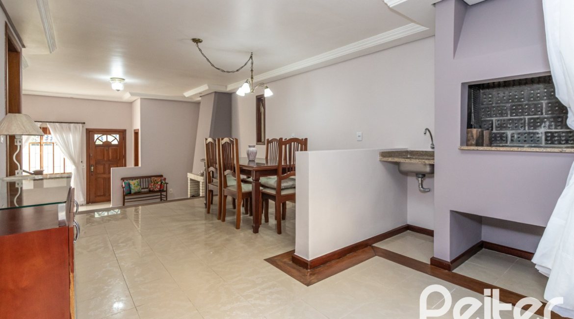 Casa em Condomínio à venda com 225m², 3 dormitórios, 1 suíte, 2 vagas, no bairro Jardim Isabel em Porto Alegre