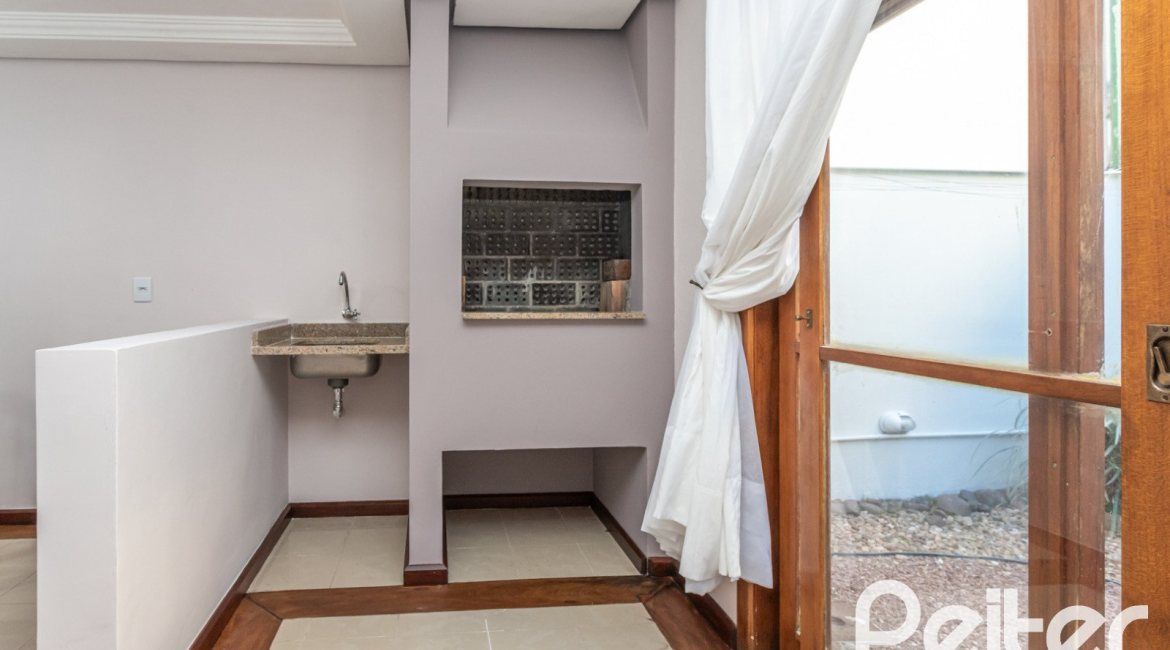 Casa em Condomínio à venda com 225m², 3 dormitórios, 1 suíte, 2 vagas, no bairro Jardim Isabel em Porto Alegre