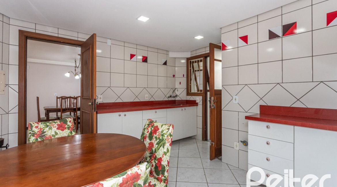 Casa em Condomínio à venda com 225m², 3 dormitórios, 1 suíte, 2 vagas, no bairro Jardim Isabel em Porto Alegre