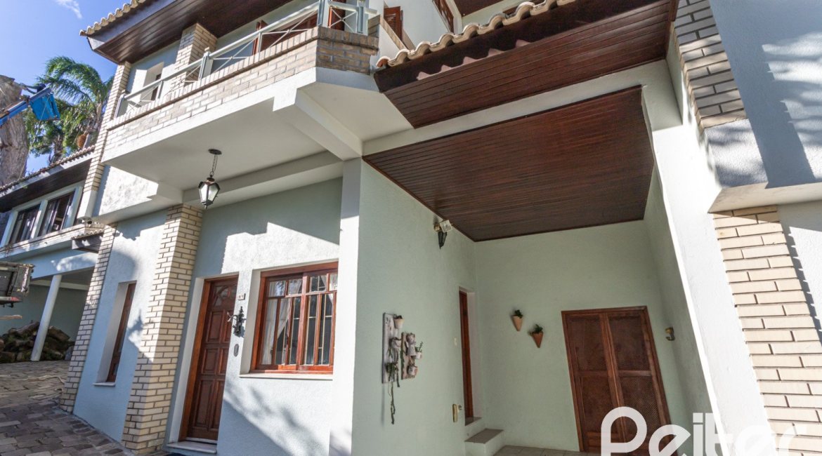 Casa em Condomínio à venda com 225m², 3 dormitórios, 1 suíte, 2 vagas, no bairro Jardim Isabel em Porto Alegre