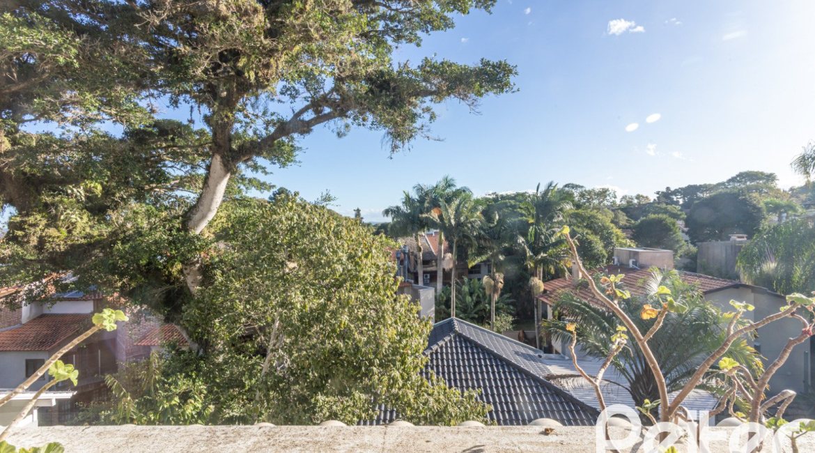 Casa em Condomínio à venda com 225m², 3 dormitórios, 1 suíte, 2 vagas, no bairro Jardim Isabel em Porto Alegre