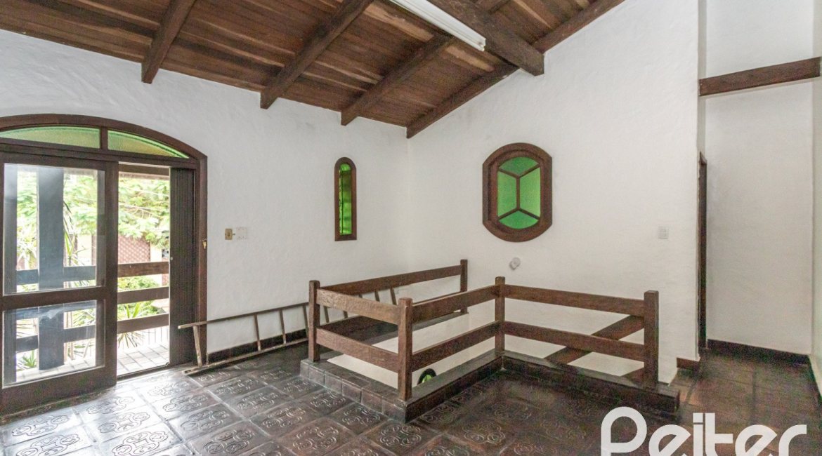 Casa à venda com 265m², 5 dormitórios, 1 suíte, 3 vagas, no bairro Tristeza em Porto Alegre