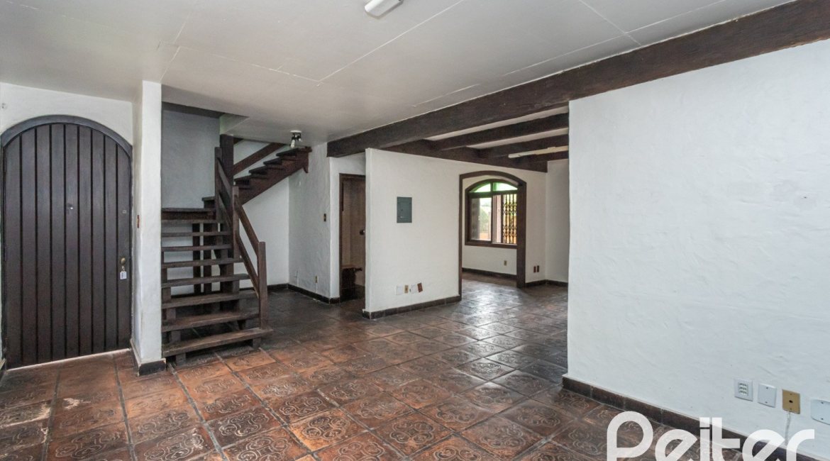 Casa à venda com 265m², 5 dormitórios, 1 suíte, 3 vagas, no bairro Tristeza em Porto Alegre