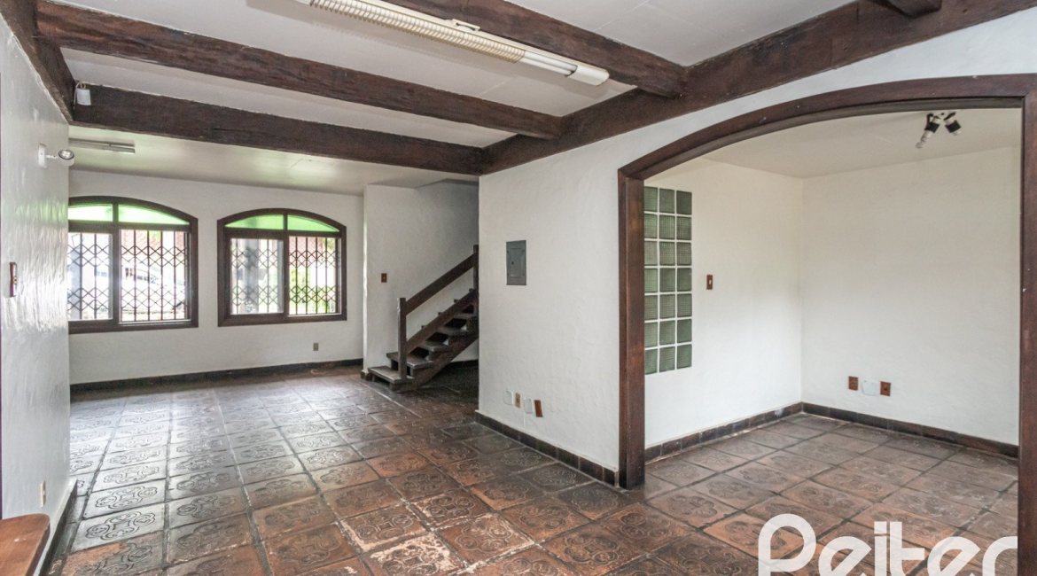 Casa à venda com 265m², 5 dormitórios, 1 suíte, 3 vagas, no bairro Tristeza em Porto Alegre