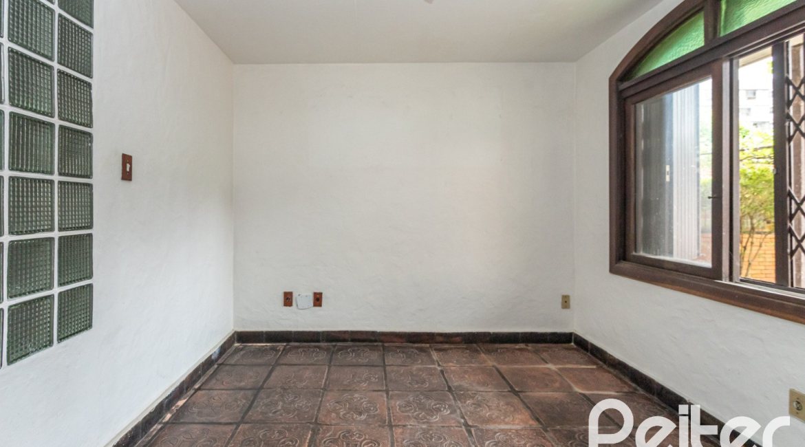 Casa à venda com 265m², 5 dormitórios, 1 suíte, 3 vagas, no bairro Tristeza em Porto Alegre