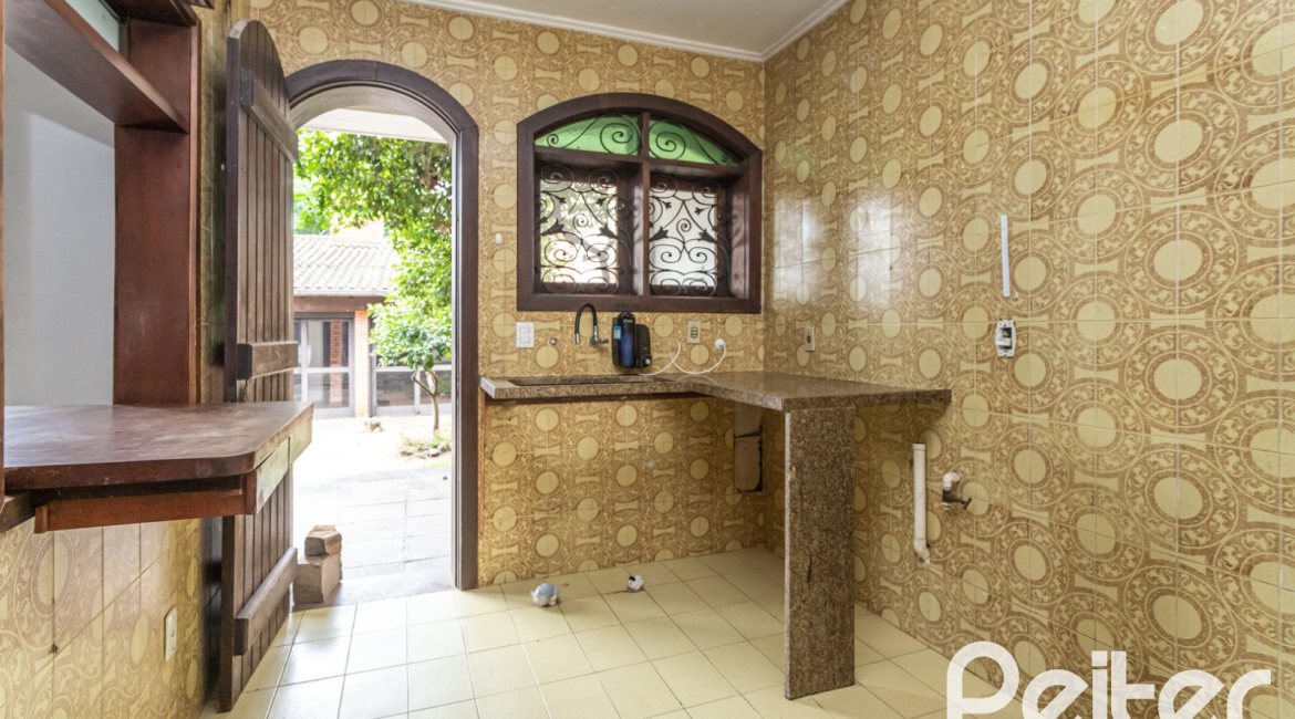 Casa à venda com 265m², 5 dormitórios, 1 suíte, 3 vagas, no bairro Tristeza em Porto Alegre