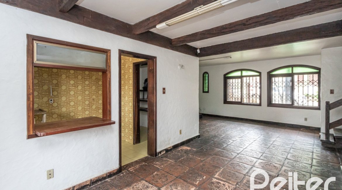 Casa à venda com 265m², 5 dormitórios, 1 suíte, 3 vagas, no bairro Tristeza em Porto Alegre