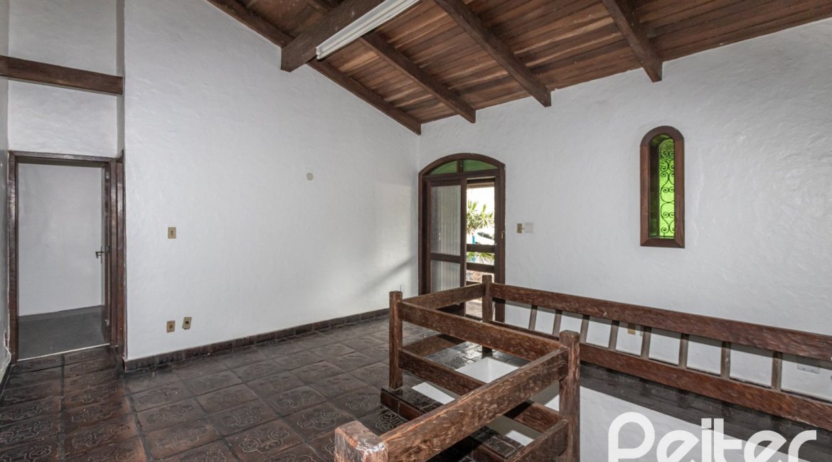 Casa à venda com 265m², 5 dormitórios, 1 suíte, 3 vagas, no bairro Tristeza em Porto Alegre