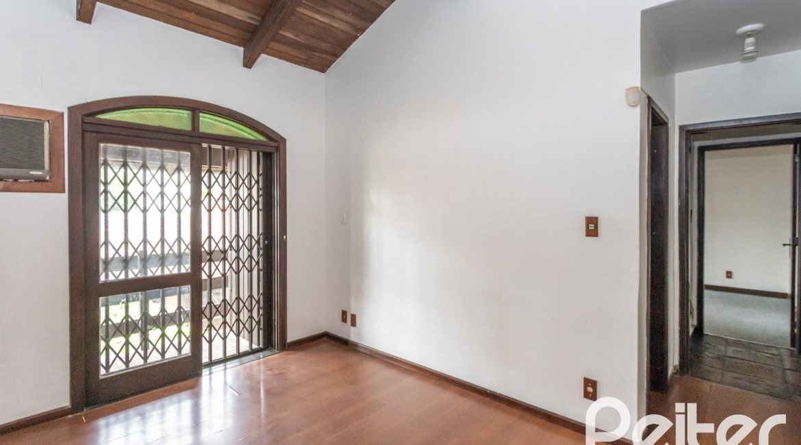 Casa à venda com 265m², 5 dormitórios, 1 suíte, 3 vagas, no bairro Tristeza em Porto Alegre