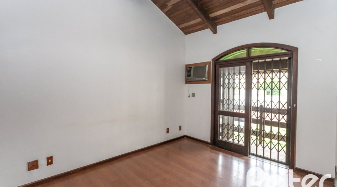 Casa à venda com 265m², 5 dormitórios, 1 suíte, 3 vagas, no bairro Tristeza em Porto Alegre