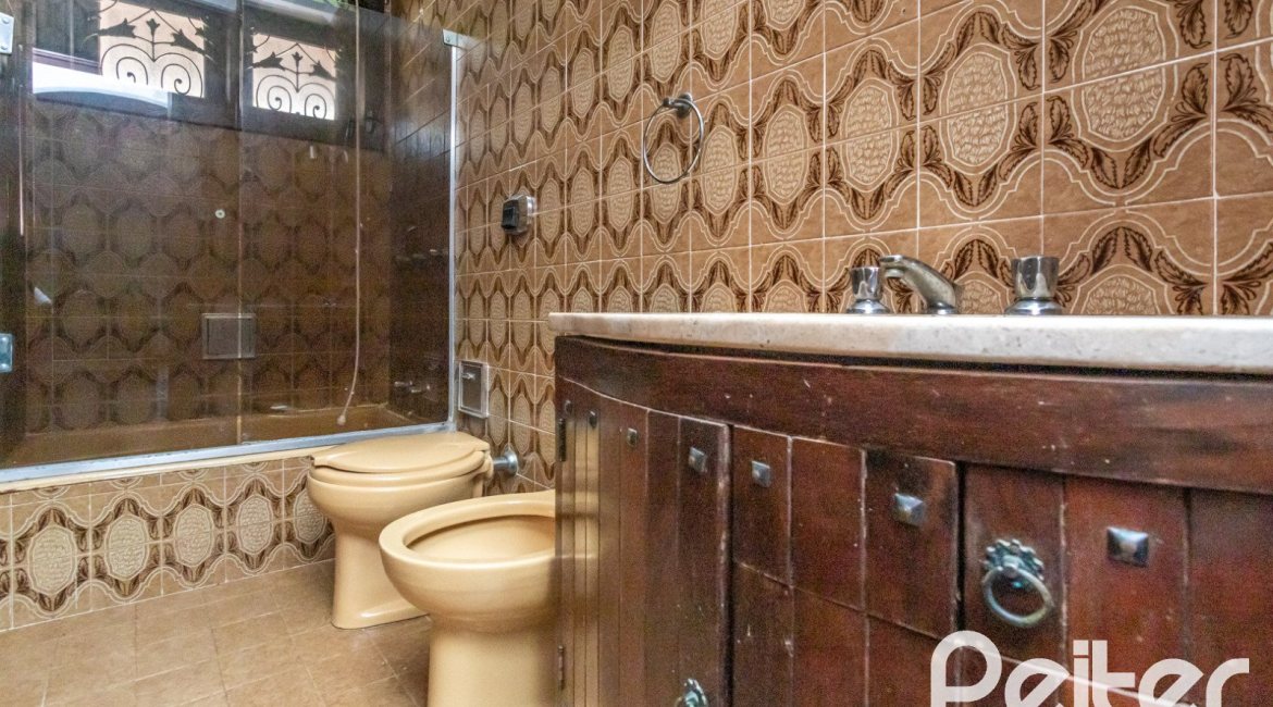 Casa à venda com 265m², 5 dormitórios, 1 suíte, 3 vagas, no bairro Tristeza em Porto Alegre