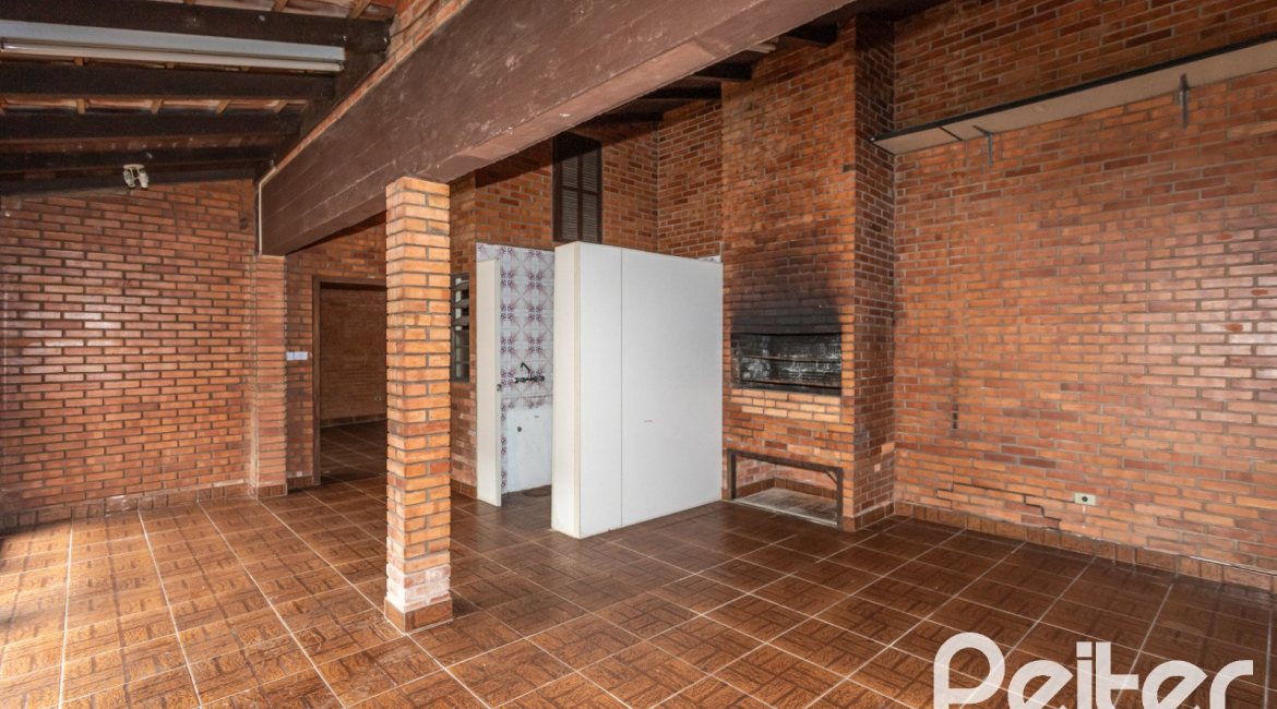 Casa à venda com 265m², 5 dormitórios, 1 suíte, 3 vagas, no bairro Tristeza em Porto Alegre