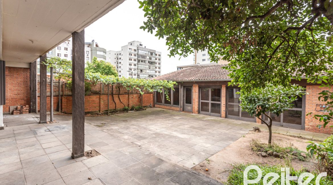Casa à venda com 265m², 5 dormitórios, 1 suíte, 3 vagas, no bairro Tristeza em Porto Alegre